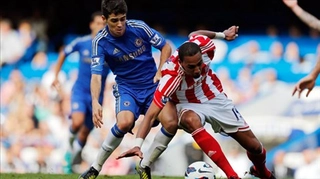 Siêu phẩm sút phạt khó tin của Oscar