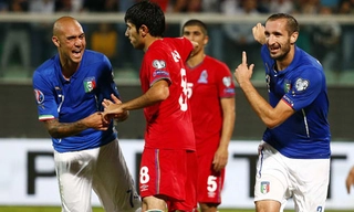 Italy 2-1 Azerbaijan: Nạn nhân bị Suarez cắn toả sáng bằng cú .... hattrick
