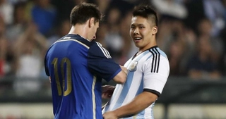 Fan cuồng xông vào sân để xin chữ ký của Messi