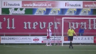 Thủ môn .... tè bậy ngay trên sân