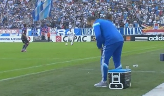 Trợ lý HLV to gan nhất quả đất