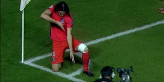 Sợ ăn thẻ, sát thủ Cavani đành giương súng ... xuống đất