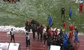 CĐV hạ gục HLV đối phương bằng ... bóng tuyết