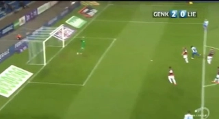 Trọng tài vẫn công nhận dù bóng dội xà ngang và bật ra ngoài