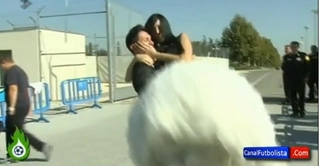 Cặp vợ chồng mới cưới tẽn tò vì Ronaldo