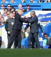 Wenger và Mourinho đấu đá như con nít bên ngoài đường piste