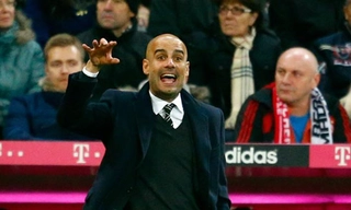 Josep Guardiola và vũ điệu cử chỉ bằng tay