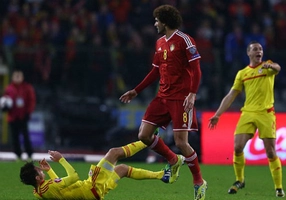 Tái diễn trò thô bạo, Fellaini vẫn may mắn thoát án phạt