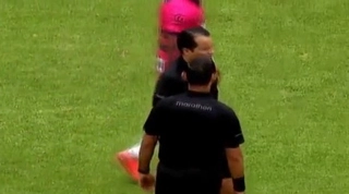 Vị trợ lý HLV đen đủi bị trọng tài tịch thu điện thoại