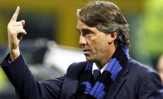 HLV  Roberto Mancini lập siêu phẩm trong buổi tập với học trò
