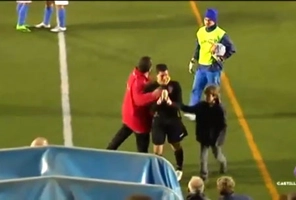 Thủ môn khóc nức nở vì bị đánh bại bởi đối thủ