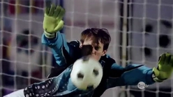 Thủ môn đổ máu do bị bóng trúng 5 lần vào mặt trong loạt 11m