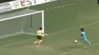 Tuyển tập các pha xử lý ngớ ngẩn của thủ môn