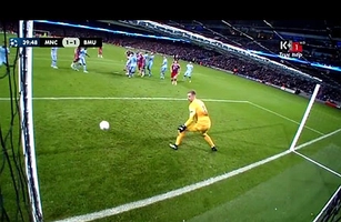 Hart đứng hình trong khi Alonso đá phạt ghi bàn