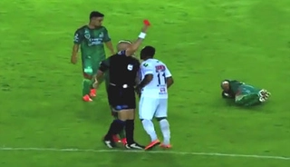 Bị nhận thẻ đỏ quay ra choảng luôn đối phương