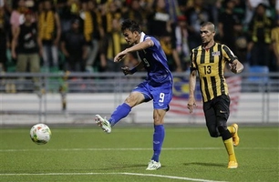 Cú sút theo kiểu Beckham suýt thành bàn tại AFF Cup 2014