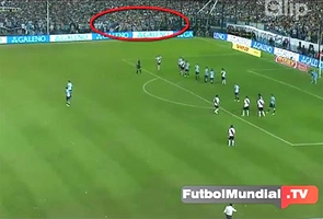 Rùng mình với bóng ma xuất hiện trên đường pitch ở giải VĐQG Argentina