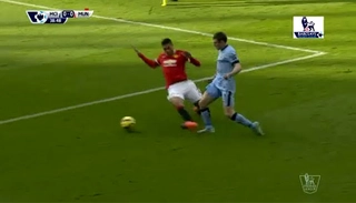 Van Gaal tức giận với 2 chiếc thẻ vàng “ngu ngốc” của Smalling