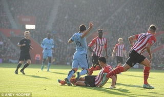 Man City bị trọng tài cướp trắng một quả phạt 11m ở trận thắng Southampton