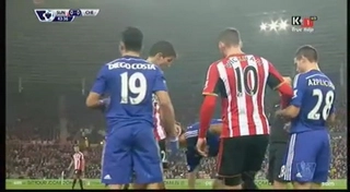 Sát thủ Diego Costa chơi xấu với đối thủ