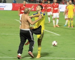 Trận đấu bị hủy giữa chừng vì cầu thủ và ... CĐV đánh nhau