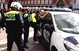 Fan Liverpool bị tóm vì đá bóng trêu ngươi cảnh sát Madrid