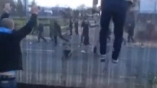 Fan M.U và Man City hỗn chiến sau derby Manchester