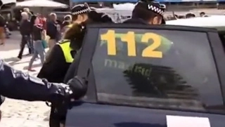 Fan cuồng của Liverpool bị cảnh sát TBN tóm cổ vì ... láo