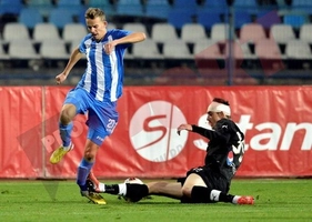 Chém gãy chân đối phương, dính án treo giò 16 trận