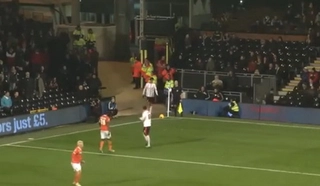 Bàn thắng kinh điển từ chấm phạt góc