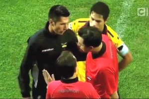 Đuổi 2 thủ môn của Barca trọng tài suýt bị đánh