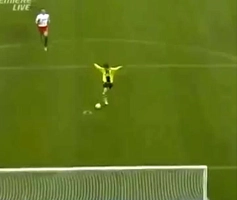 Khó đỡ với Rosicky, ăn mừng trước khi ghi được bàn thắng