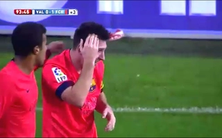 Messi bị CĐV Valencia ném chai nước vào đầu