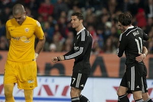 Video bàn thắng: Almeria 1-4 Real Madrid (Vòng 15 La Liga)