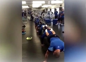 Màn chống đẩy cực dị của các cầu thủ QPR