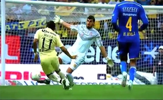 Trọng tài bá đạo nhất quả đất, 9 phút đuổi 3 cầu thủ