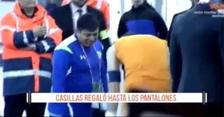Casillas cởi... quần tặng fan