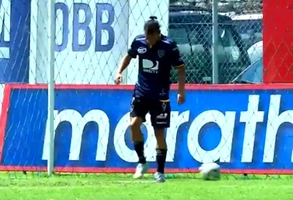 Giận sôi máu với pha làm bàn trêu ngươi của đối phương