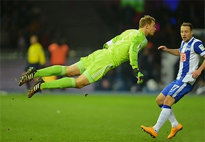 Manuel Neuer tái hiện bàn thắng của Van Persie