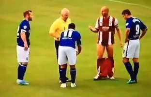 Tụt quần đối phương ngay trước mặt trọng tài