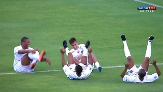 Pha ăn mừng kiểu con gián cực độc của Neymar và đồng đội