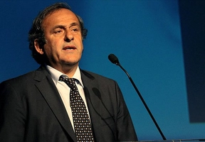 Fan cuồng của Ronaldo rủ nhau tấn công nhà Chủ tịch UEFA bằng ... vũ khí bóng