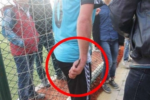 Ăn thẻ đỏ, cầu thủ .... vác dao đòi xử trọng tài