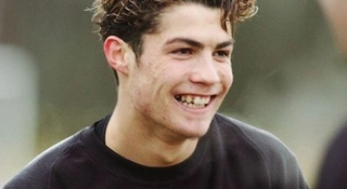 Cristiano Ronaldo biểu diễn kỹ thuật siêu tệ thời trẻ trâu