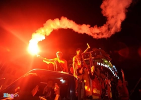 Cổ động viên không ngủ ăn mừng chiến thắng của ĐTVN