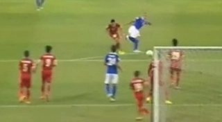 Pha bóng dẫn tới penalty gây tranh cãi của Malaysia