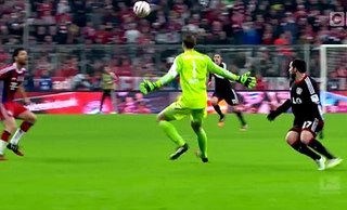 Pha băng lên phá bóng đẳng cấp của Neuer