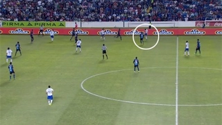 Cú vô-lê thành bàn điên rồ từ khoảng cách 45m