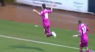 Khó đỡ với pha ăn mừng kiểu Flappy Bird