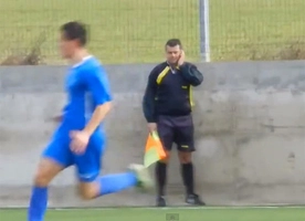 Trọng tài nghe điện thoại trong trận